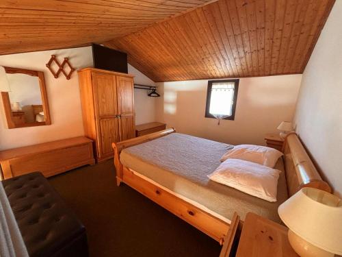 Postel nebo postele na pokoji v ubytování Maisonnette avec Terrasse et Vue Mer, Animaux Admis - FR-1-194-323