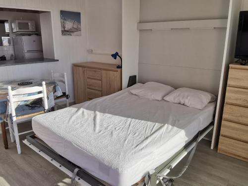 a hospital bed in a room with a kitchen at Studio à La Faute-sur-Mer avec vue sur la lagune et océan, parking et animal admis - FR-1-194-325 in La Faute-sur-Mer