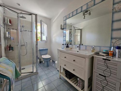 a bathroom with a sink and a shower at Maison spacieuse avec jardin, animaux admis - FR-1-476-250 in La Faute-sur-Mer