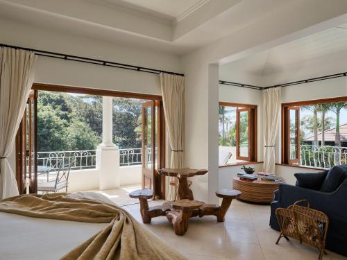 una camera da letto con un letto e un balcone di Raes on Wategos a Byron Bay