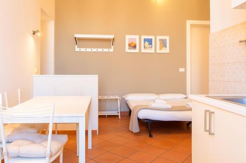 une pièce avec une table et des chaises et une cuisine dans l'établissement Amalia Vatican House, à Rome