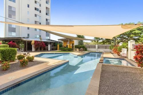 Swimmingpoolen hos eller tæt på CBD Apartment with River Views Pool & Parking in Townsville