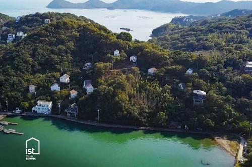 una vista aérea de un lago con casas y árboles en ist villa 04 Ocean Escape Sleeps 3, en Bizen