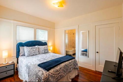 Postel nebo postele na pokoji v ubytování Cozy Craftman Cottage in Quiet Historic Vallejo Neighborhood