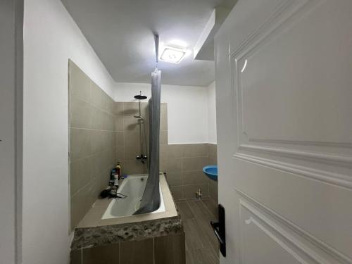 ein Badezimmer mit Waschbecken und Badewanne in der Unterkunft Zebra Guest House in Ulaanbaatar