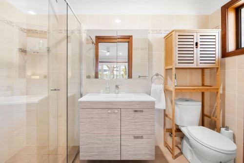 Et badeværelse på Cedasands - Pet Friendly - 4 Mins Walk to Beach