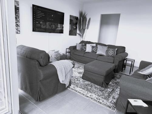 ein Wohnzimmer mit zwei Sofas und einem Tisch in der Unterkunft 42 Coogee Beach Marina 3br Haven Near Omeo Wreck in Spearwood