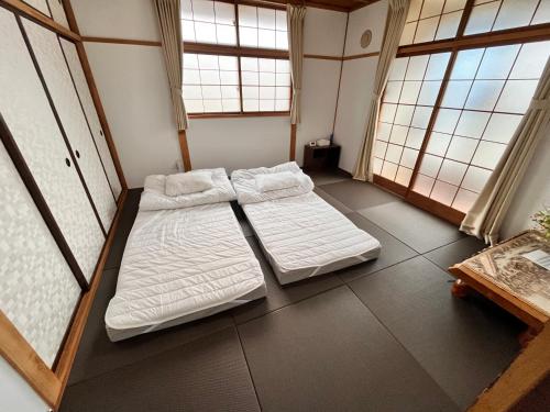 Ένα ή περισσότερα κρεβάτια σε δωμάτιο στο mimosa