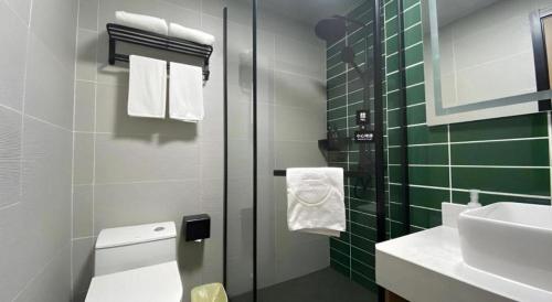 een badkamer met toilet en wastafel bij Green Tree Inn Huangshan Yi County Xidi Hongcun in Biyang