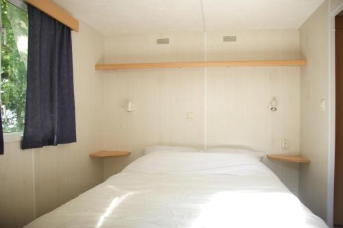 a bedroom with a bed and a window at Camping Klaus in Cavallino-Treporti