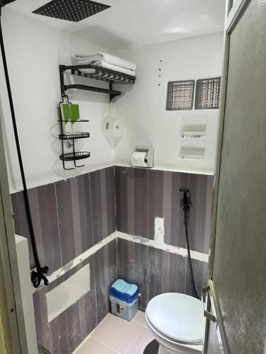 een kleine badkamer met een toilet in een trailer bij SJ Vistacation in Tanza