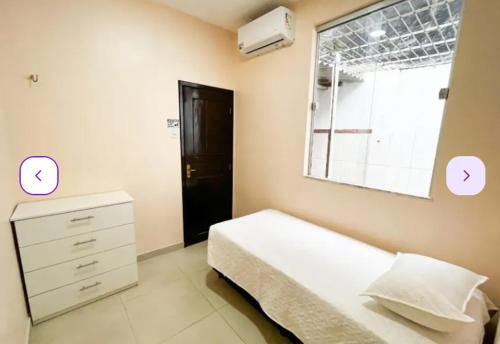 een slaapkamer met een bed, een raam en een dressoir bij Elizondo Pousada Dr Freitas in Belém