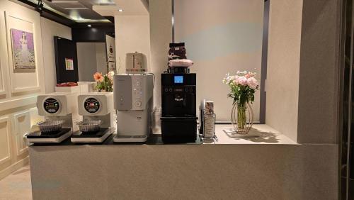 a counter in a store with flowers and machines at 더 갤러리 호텔 in Suwŏn-yŏk