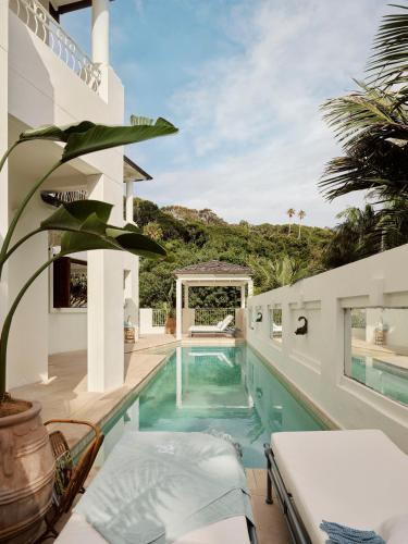 una casa con piscina e patio di Raes on Wategos a Byron Bay