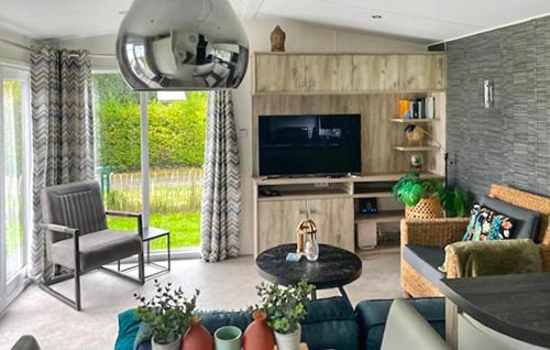 a living room with a couch and a tv at 2 Bedroom Amazing Home In Heinkenszand in Heinkensand