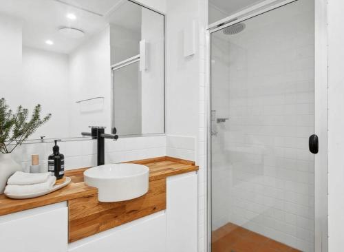 Ένα μπάνιο στο Twin Waters 3 Bedroom Lake View Villa