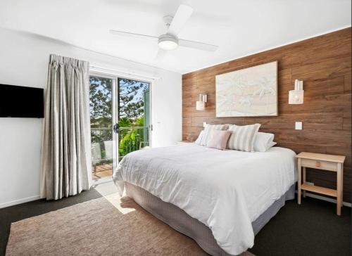 Ένα ή περισσότερα κρεβάτια σε δωμάτιο στο Twin Waters 3 Bedroom Lake View Villa