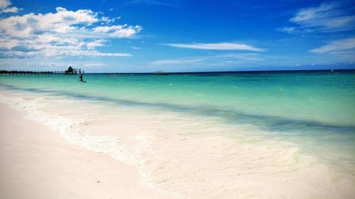 Fotografie z fotogalerie ubytování Paje Beach Zanzibar Private Luxury Villa with pool AC WIFI TV 90m walk to beach central location walk to shops bars & restaurants v destinaci Paje