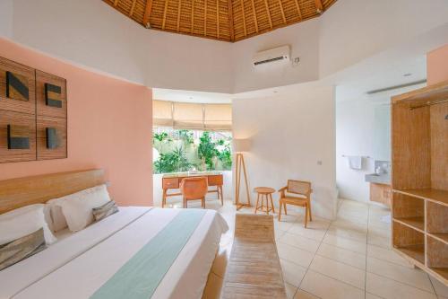 une chambre avec un lit, une table et des chaises dans l'établissement Peaceful 2BR Villa - Pererenan - 5 min to Obsidian, à Canggu