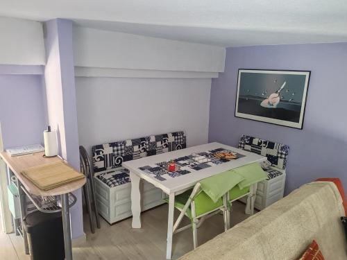 TV a/nebo společenská místnost v ubytování Εξοχική κατοικία - cottage Τίνα