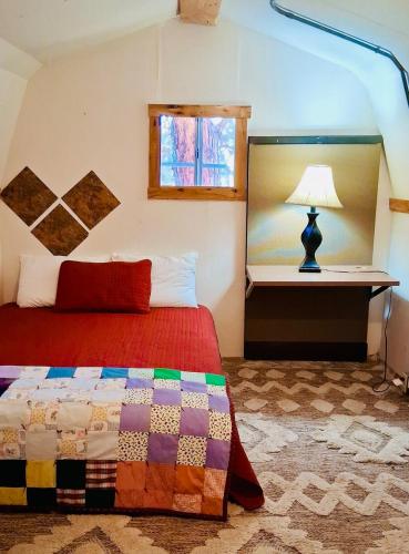 Giường trong phòng chung tại Charming Home with Stunning Pikes Peak Views