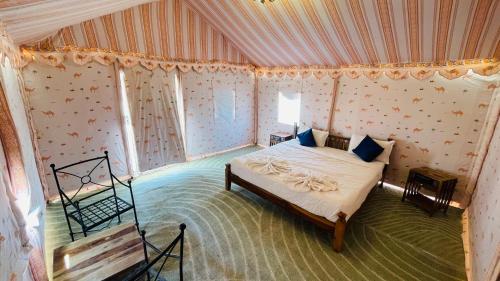 斋沙默尔Shriram Desert Camp Jaisalmer的帐篷里有一张床的卧室