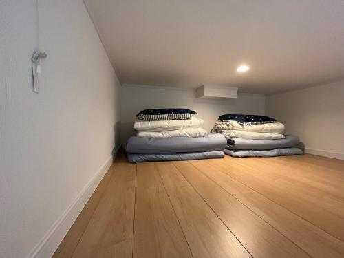 5 min to Shinjuku, 1 min walk to Shinnakano Station, Room 102