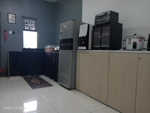 O bucătărie sau chicinetă la Homestay Atok 1 Mus'lim Only