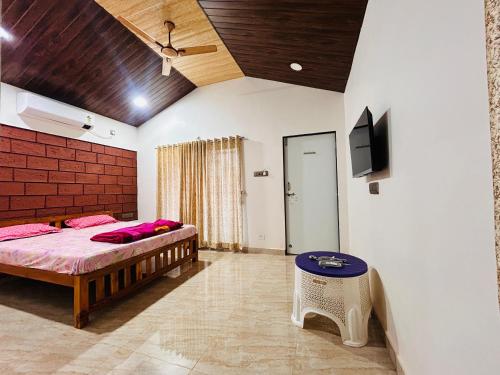 Postel nebo postele na pokoji v ubytování Brahmand cottages