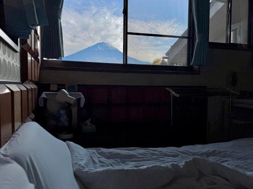 Nespecifikovaný výhled na hory nebo výhled na hory při pohledu z penzionu