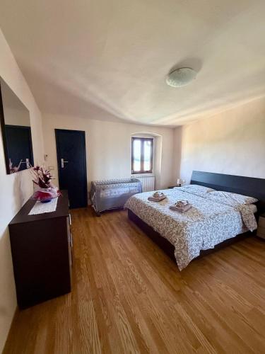 a large bedroom with a bed and a couch at Casa di Patti in Meleto
