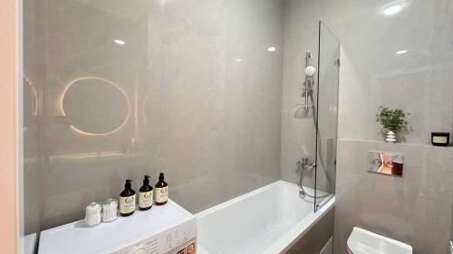 Ένα μπάνιο στο Khan Shatyr Luxe Apartaments - Breakfast included