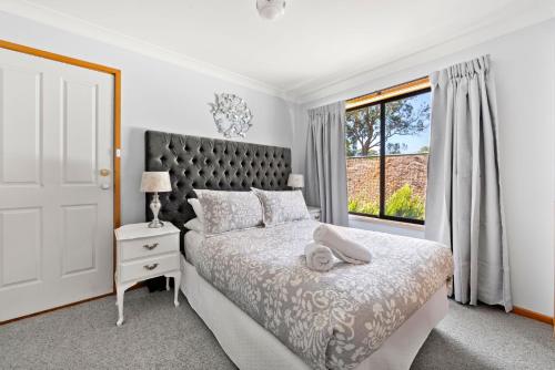 Ένα ή περισσότερα κρεβάτια σε δωμάτιο στο The Bay House - Waterfront with Fireplace