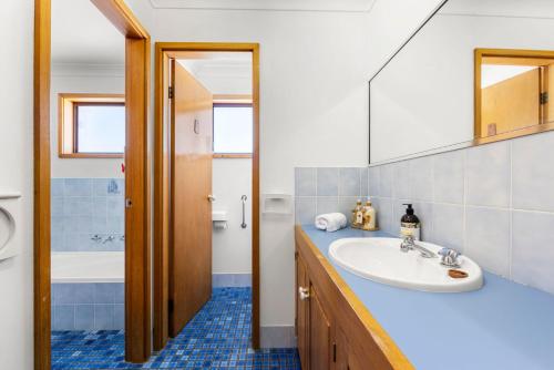 Ένα μπάνιο στο The Bay House - Waterfront with Fireplace