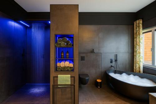 Koupelna v ubytování NAMASTÉ Homes - Luxus-Apartment mit Whirlpool & Garage