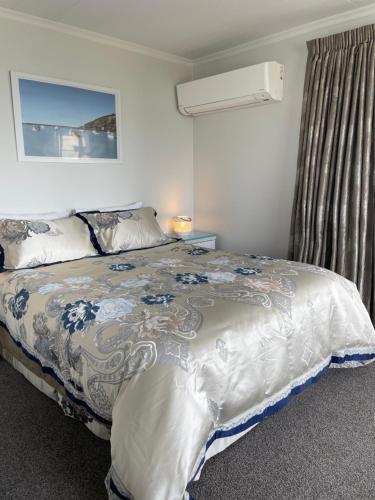 Postel nebo postele na pokoji v ubytování The Penguins Nest