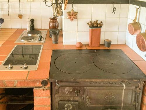 Cuisine ou kitchenette dans l'établissement Farmhouse In Bohuslän Near Sea And Nature