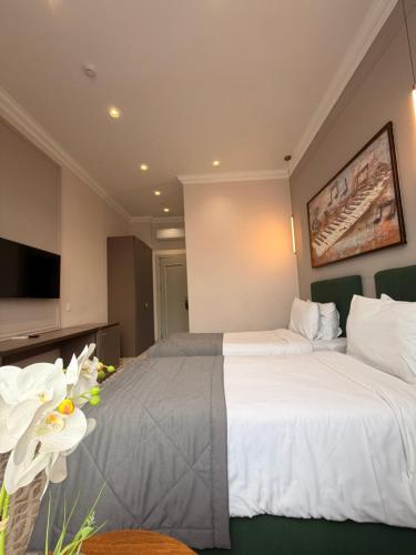 Ein Bett oder Betten in einem Zimmer der Unterkunft The Address by Maestro