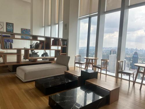 Postel nebo postele na pokoji v ubytování Platinum Suite KLCC By Infinity Pool