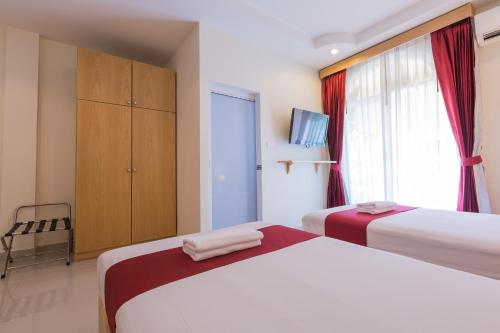 เตียงในห้องที่ Zing Resort & Spa