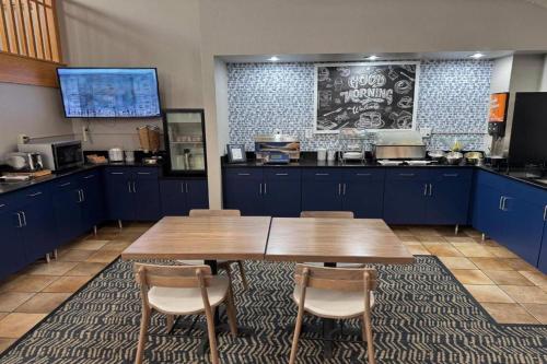 Køkken eller tekøkken på AmericInn by Wyndham Stillwater