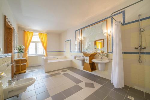 Kylpyhuone majoituspaikassa Hotel Three Lilies inkl Aquaforum
