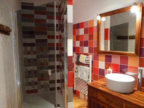 a bathroom with a sink and a shower at Maison d'Hôtes Lou Cliou in Cliousclat