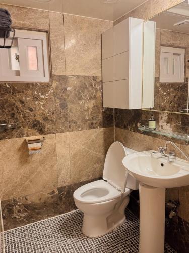 Ένα μπάνιο στο Open Special Price Mujeong Station 7 minutes Lotte World Seokchon Lake Garden Five Adjacent Two Rooms 4 people, up to 8 people