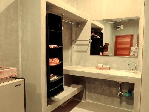 ein Badezimmer mit Waschbecken und Spiegel in der Unterkunft Le Pes Villas in Khanom