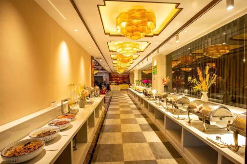una larga fila de mostradores en una tienda de comida en The Sky Gate Hotel, en Zhangjiajie