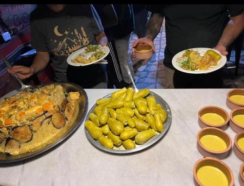 trois assiettes de nourriture sur une table avec des assiettes de nourriture dans l'établissement Peace House, à Wadi Musa