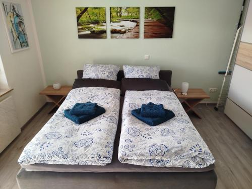 Postel nebo postele na pokoji v ubytování Geräumiges Zimmer mit Doppelbett, Bad und Küche