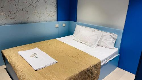 Postel nebo postele na pokoji v ubytování Cozy 1BHK High-Rise near ECR Balcony View Fully AC Family Friendly