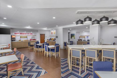 Η κουζίνα ή μικρή κουζίνα στο Hampton Inn New Bern